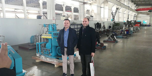 Иностранные заказчики посещают завод безмасляных компрессоров Bailian