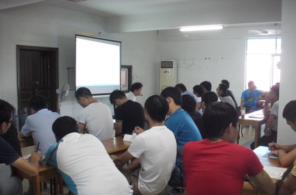 В BAILIAN Compressor есть сотрудники по изучению теории компрессорных технологий 3